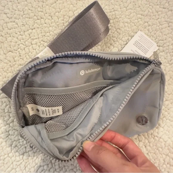 NWT Lululemon Everywhere Belt Bag in Silver Drop Gray - Picture 4 of 10